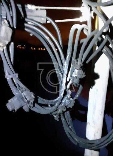 Imagen de los cables chamuscados durante el incendio/TA,